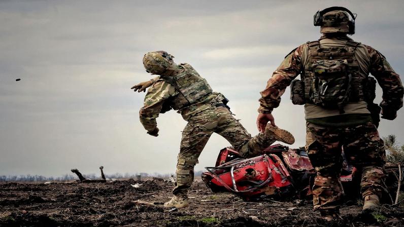 Ukrainian serviceman throws a grenade during a training, amid Russia's invasion of Ukraine, in Donbas region, Ukraine April 8, 2023. REUTERS/Yan Dorbronosov/File Photo
