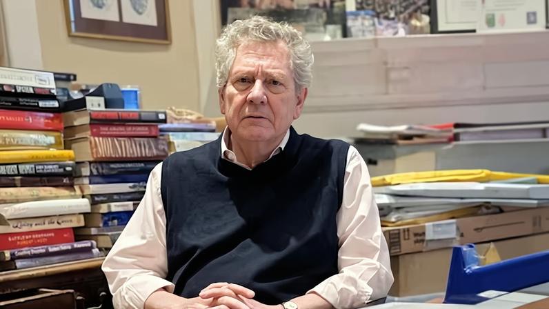 El historiador Andrew Lownie en su estudio de Londres.