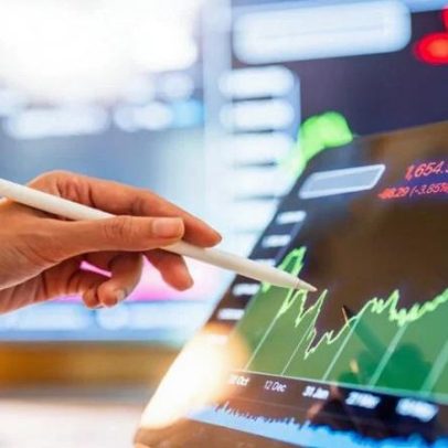 Ibovespa sobe com Itaú; dólar permanece estável