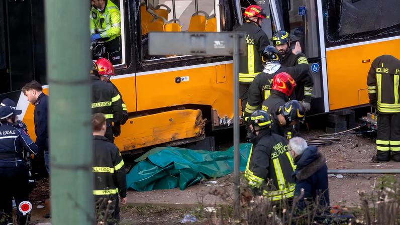 Bomberos en el lugar del accidente, este viernes en Milán.