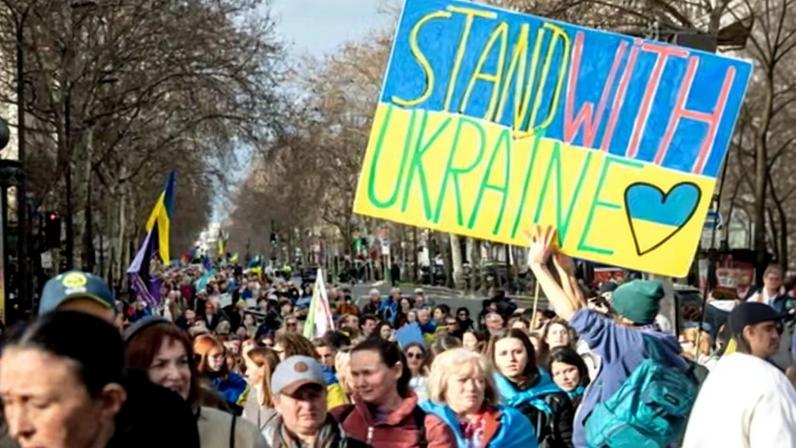 In Paris on Saturday, people marched from Place de la République to Place de la Bastille in support of Ukraine in its war with Russia.