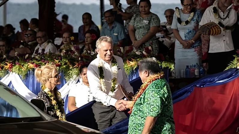 Prime Minister Tuilaepa Sailele Malielegaoi, right, shakes hands with Robert F Kennedy Jr during 57th independence celebration in Mulinu’u, Samoa, on 1 June 2019.