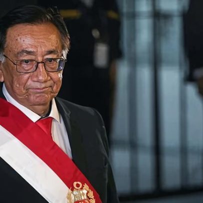 José María Balcázar eleito novo presidente interino do Peru