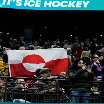 Fãs erguem bandeira da Groenlândia em jogo olímpico EUA x Dinamarca de hóquei