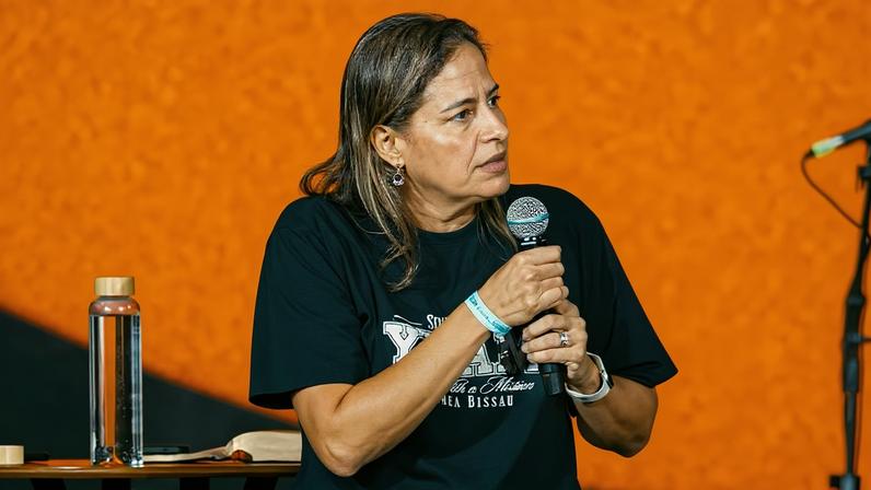 Missionária Giane Brunetti no The Send Brasil., (Foto: Reprodução/YouTube/Dunamis Movement)