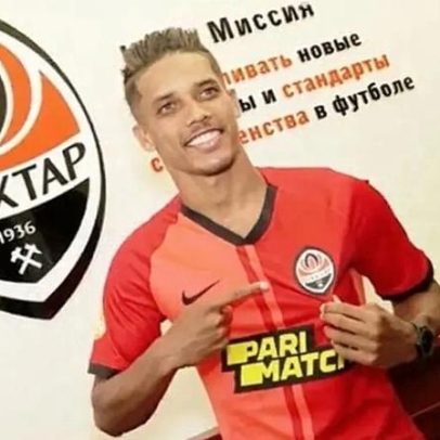 Pedrinho demonstra carinho e comenta possível interesse do Corinthians