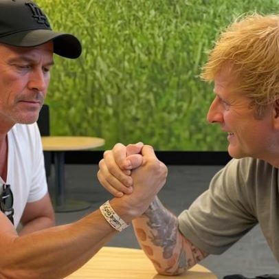 Hemsworth e Sheeran disputam queda de braço em evento