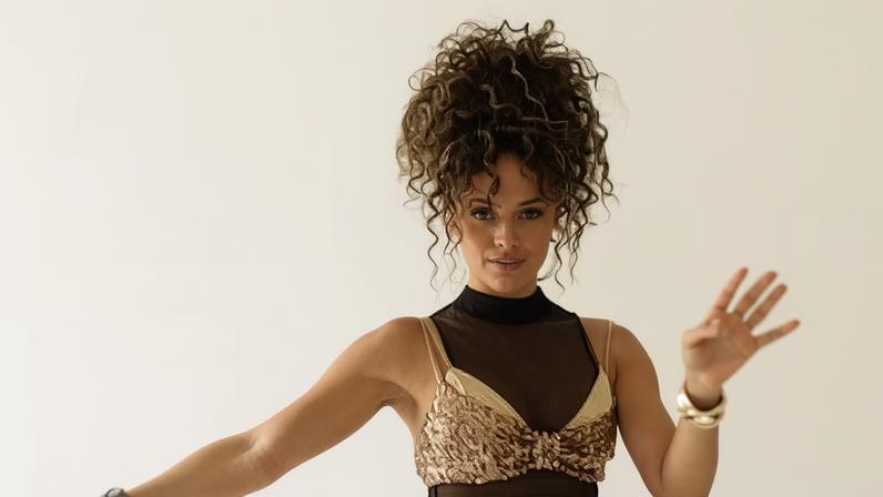 Atriz de 'Dona de Mim', Aline Borges surge com maiô ultracavado e transparência