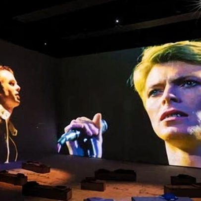 Imagens do auge de David Bowie, o Santo Graal, ganham show imersivo em Londres