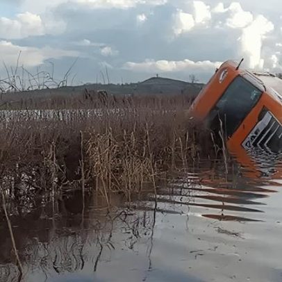 Agricultor salva motorista de caminhão em estrada alagada