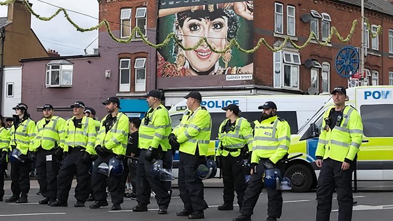 Police block rival protesters in Leicester amid clashes between Muslim-Hindu residents in September 2022.
