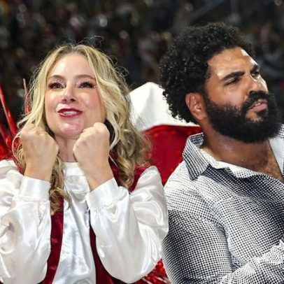Juliana Baroni interpreta Dona Marisa em desfile em homenagem a Lula