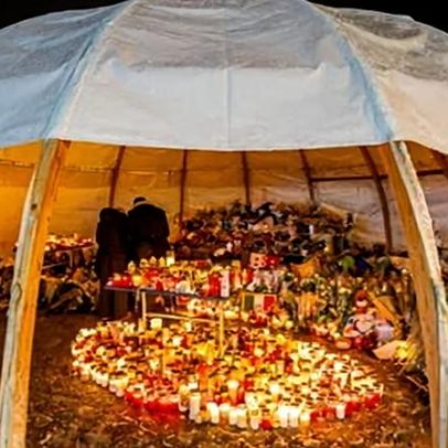 Memorial para vítimas de incêndio em bar na Suíça é incendiado