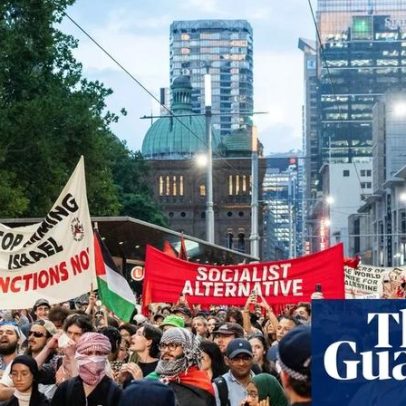 Mulher de 69 anos fica hospitalizada após interação policial em protesto em Sydney Herzog
