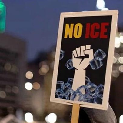 Juiz declara nulidade em protesto antifa no Texas por camiseta do advogado