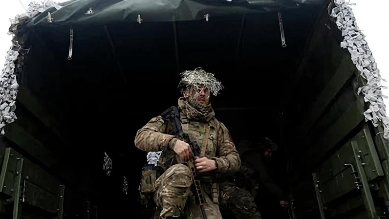 Ukrainian soldier on the way to training.