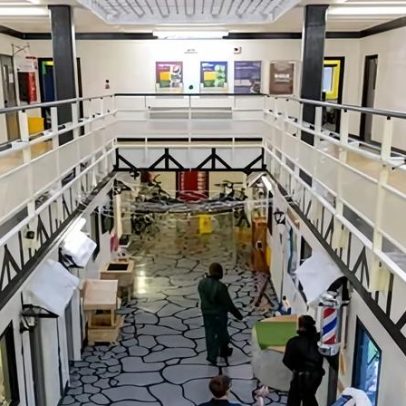 Serco é acusado de remoção de obras de arte em celas de tribunal