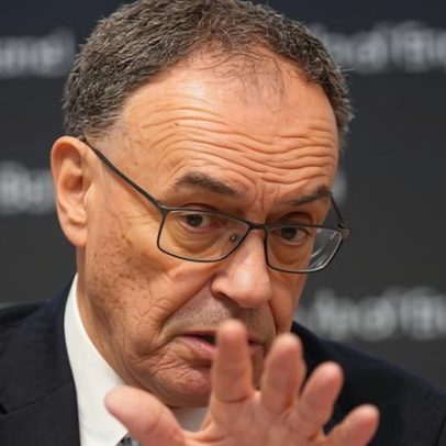 Por que o Banco da Inglaterra mantém as taxas mesmo com economia enfraquecida