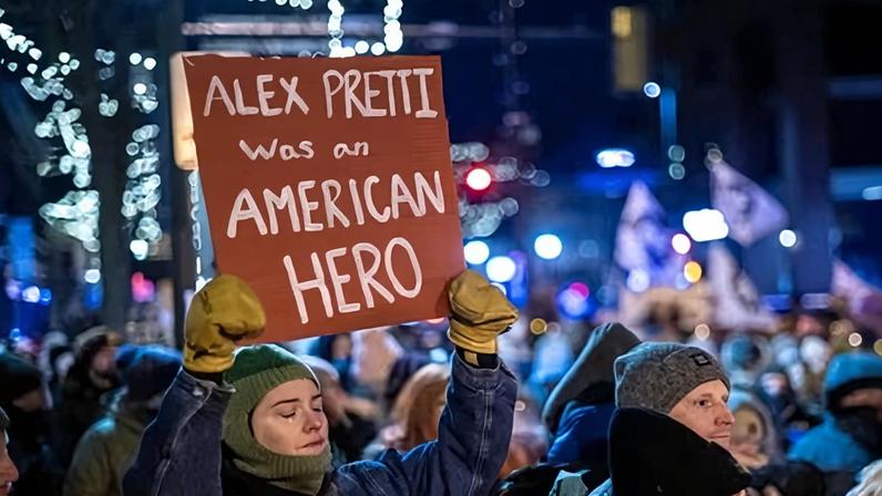 A candlelight vigil at the location in Minneapolis, Minnesota, where Alex Pretti was fatally shot by immigration agents, 28 January 2026.