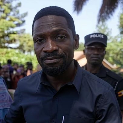 Líder da oposição ugandense escondido; disputa com filho do presidente cresce