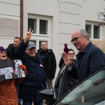EUA interrompem contato com porta-voz do parlamento polonês por insultos de Trump