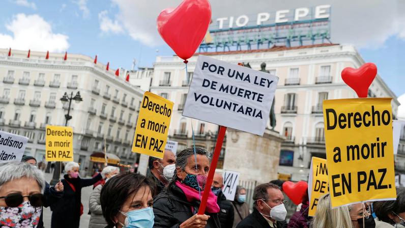 Supporters of a law to legalise euthanasia gather as Spanish Parliament votes to approve it in Madrid, Spain, March 18, 2021. The banners read: "Right to die in peace", "For a law to die voluntarily"