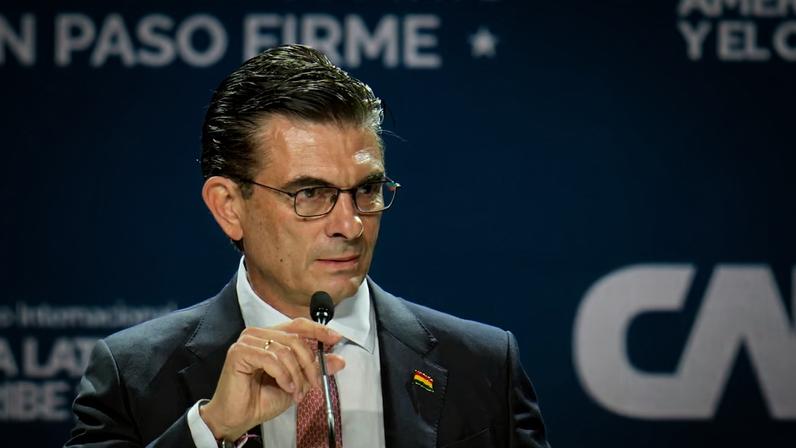 O presidente da Bolívia, Rodrigo Paz, participa de um fórum econômico na Cidade do Panamá
