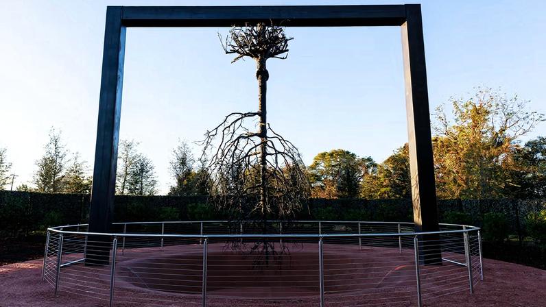 Charles Gaines’s Hanging Tree (2025), a new sculpture at Freedom Monument Sculpture Park, serves as a grim metaphor for the legacy of lynchings in the US