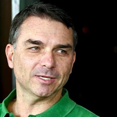 Justiça manda filiado do PT apagar posts que associam Flávio ao nazismo
