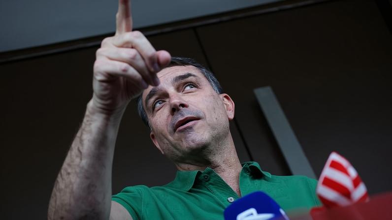 Pre-candidato ao Planalto, Flávio Bolsonaro usa a pauta da segurança pública para atacar Lula