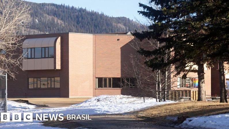 Fachada da Escola Secundária Tumbler Ridge, local de um massacre a tiros em Tumbler Ridge, na Colúmbia Britânica, no Canadá