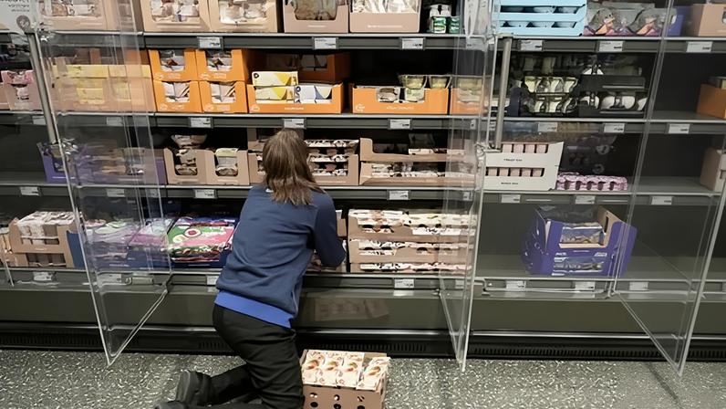 The UK retail sector has shed 74,000 jobs in the past year.