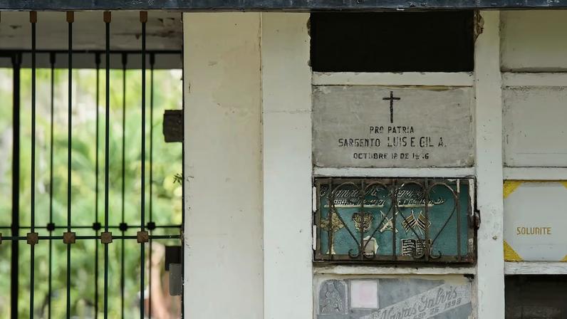 La bóveda donde se hallaron los restos de Camilo Torres (en la parte superior), rodeada por sepulturas de militares en Bucaramanga, el 4 de febrero.