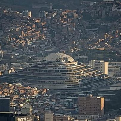 Venezuela transforma prisão notória em centro cultural, críticos contestam