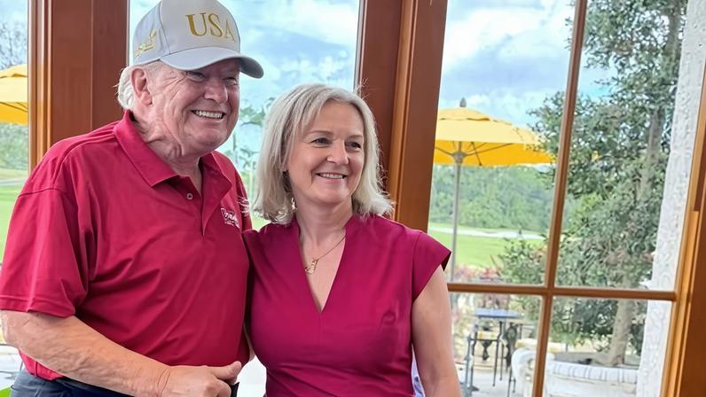 Liz Truss and Donald Trump at his golf resort in Palm Beach.