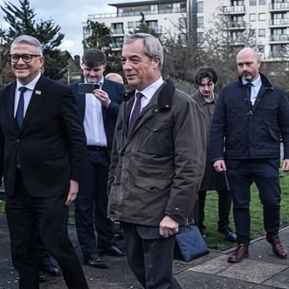 Nigel Farage enfrenta questionamentos sobre postura com mulheres