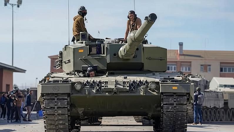 Militares ucranios entrenan con un tanque europeo Leopard 2A4 en la base militar española de San Gregorio, en Zaragoza, en 2023.