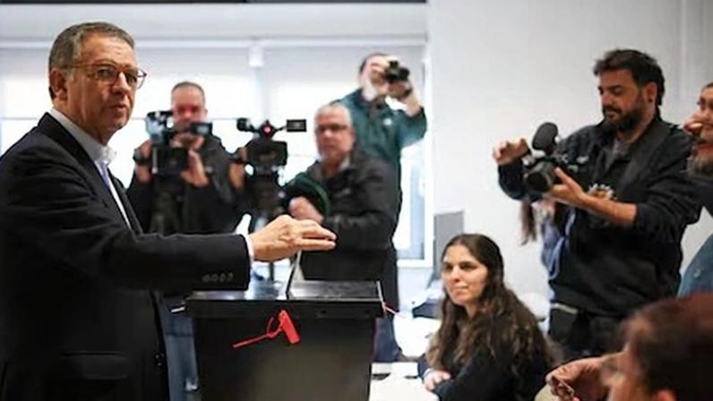 António José Seguro vota en Caldas da Rainha en la segunda vuelta para las elecciones presidenciales en Portugal.