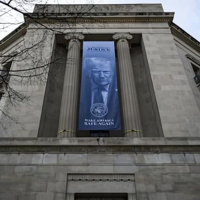 Trump coloca nome e rosto em evidência, gerando críticas a tom ditatorial