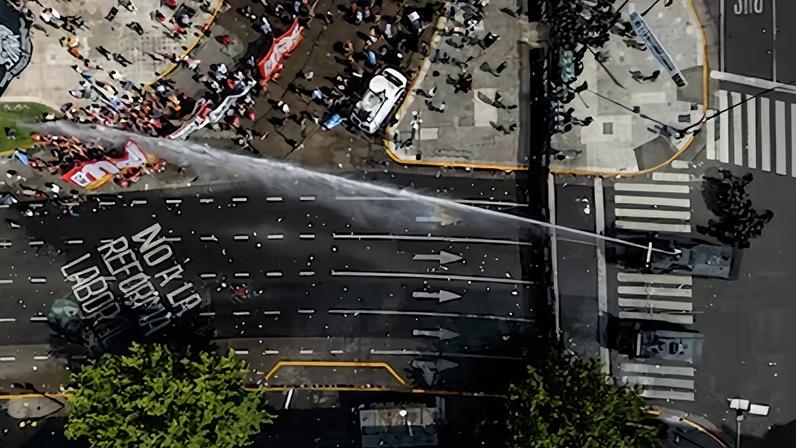 Enfrentamientos en la protesta contra la reforma laboral, en Buenos Aires, el 11 de febrero.
