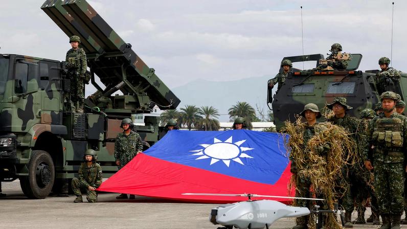 Taiwanese soldiers pose with a Taiwanese flag during an annual military exercise ahead of Lunar New Year in Taichung, Taiwan, January 27, 2026. REUTERS/Ann Wang/File Photo