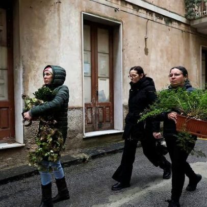Desmorona Niscemi, na Sicília; famílias tentam salvar o que a terra não levou