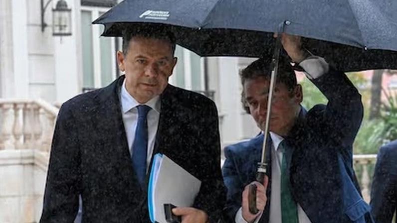 El primer ministro portugués, Luís Montenegro, se protege de la lluvia en Lisboa, el 1 de febrero.