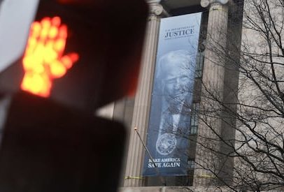 Departamento de Justiça exibe faixa com Trump em frente ao prédio