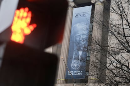 Una nueva pancarta que representa al presidente estadounidense Donald Trump cuelga del edificio del Departamento de Justicia en Washington, el 19 de febrero de 2026.