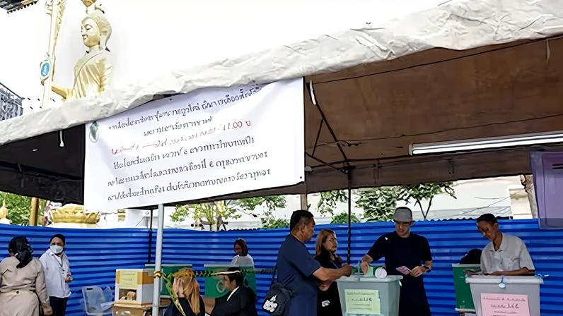 Votantes en un centro electoral en Bangkok, este domingo.