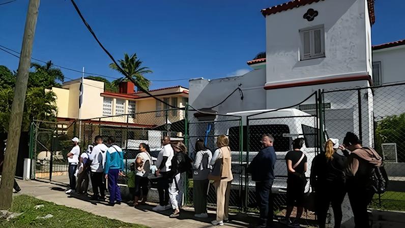 Ciudadanos esperan fuera de la embajada de Nicaragua en Cuba, el 9 de febrero.