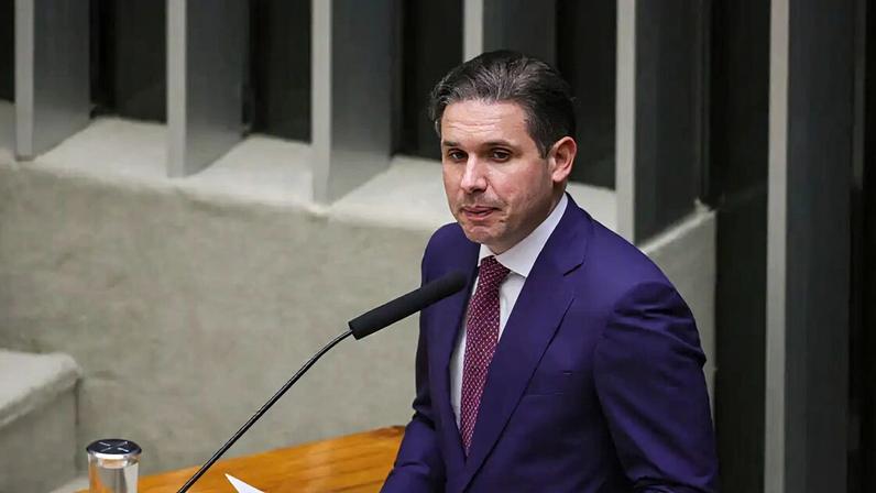 Hugo Motta elogia decisão de Flávio Dino e defende debate sobre penduricalhos