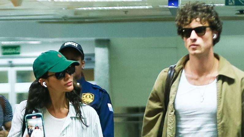 Namorado de Bruna Marquezine, Shawn Mendes evita fotógrafos ao chegar em Salvador para Carnaval 2026 após embarque com atriz no RJ. Fotos!