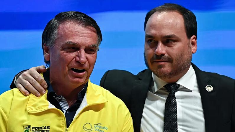 Carlos Bolsonaro e seu pai, o ex-presidente Jair Bolsonaro (PL). (Foto: André Borges/EFE)